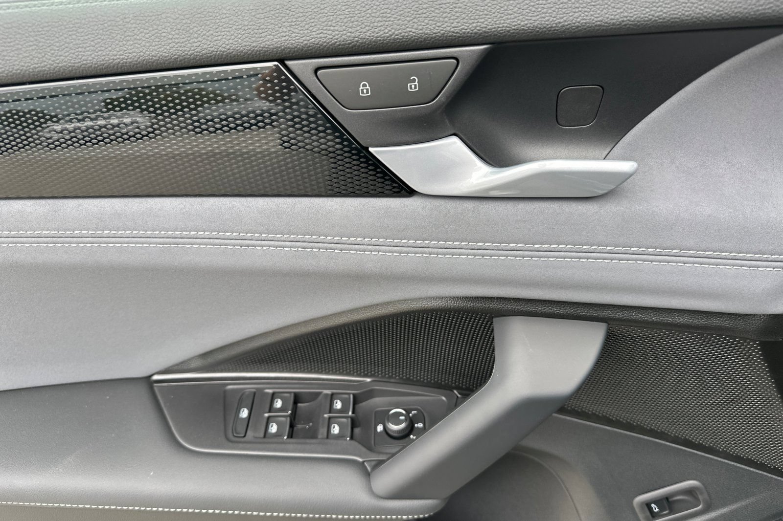 New 2026 Volkswagen Tiguan SE AWD/4WD image 11