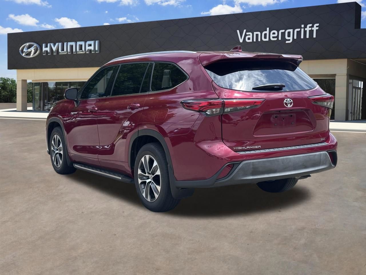 Used 2022 Toyota Highlander XLE image 8