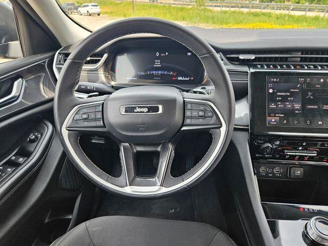Used 2023 Jeep Grand Cherokee Laredo AWD/4WD image 23