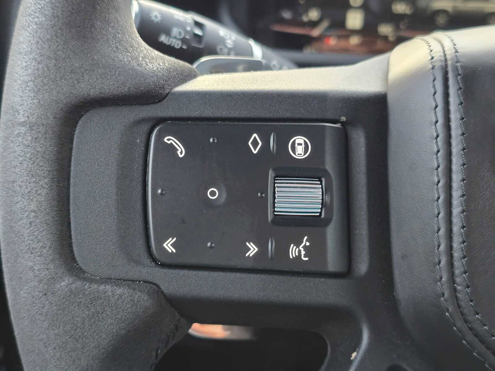 Certified 2024 Land Rover Defender 90 V8 image 32