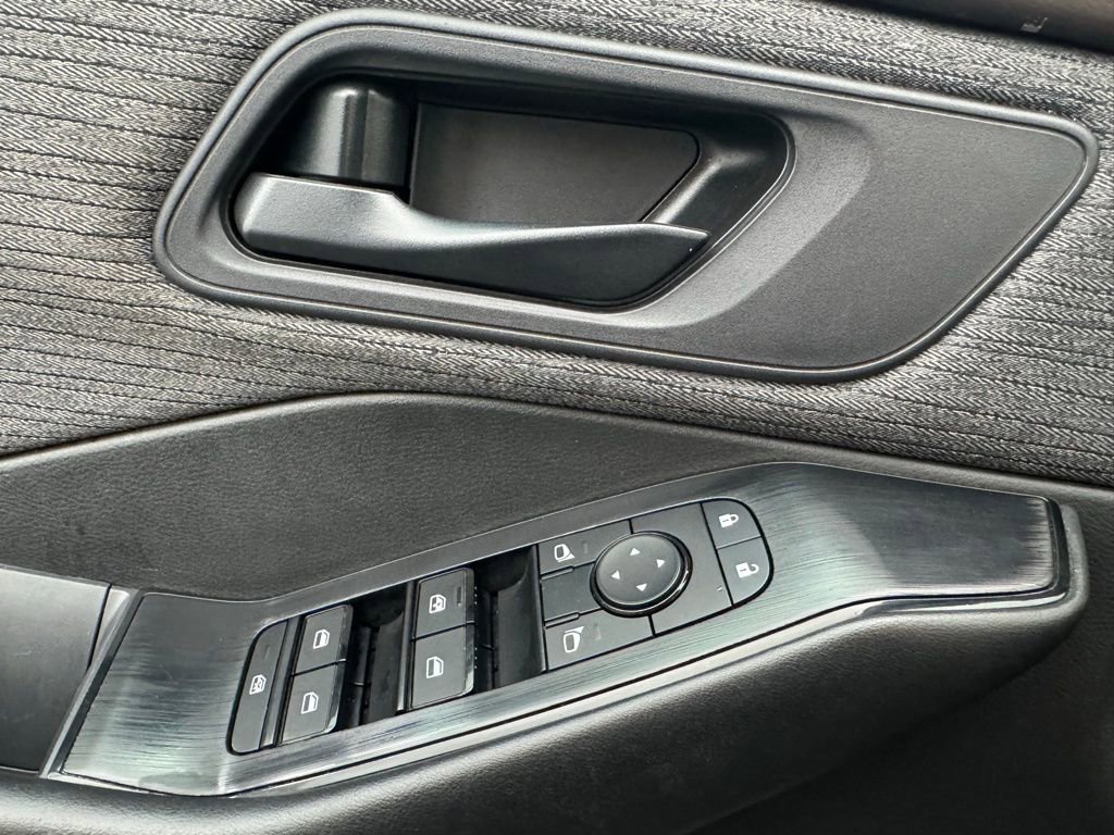 Used 2023 Nissan Rogue S FWD image 15