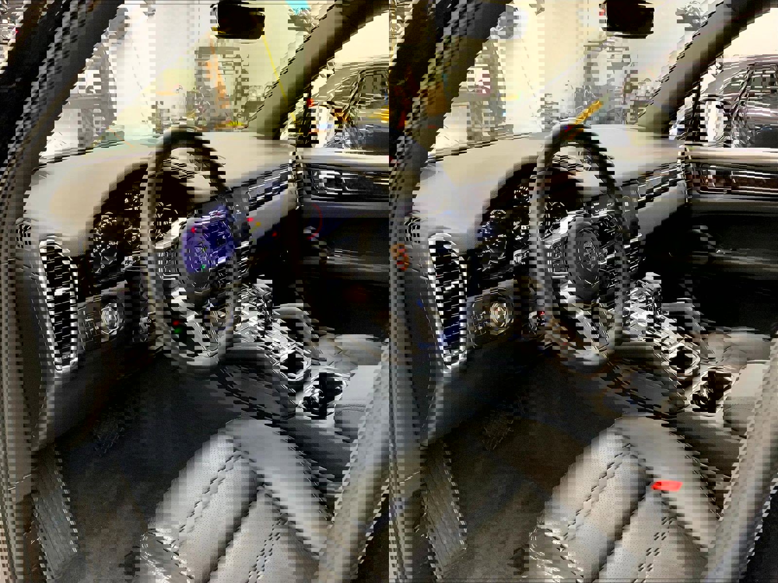 Used 2023 Porsche Cayenne Platinum Edition image 4