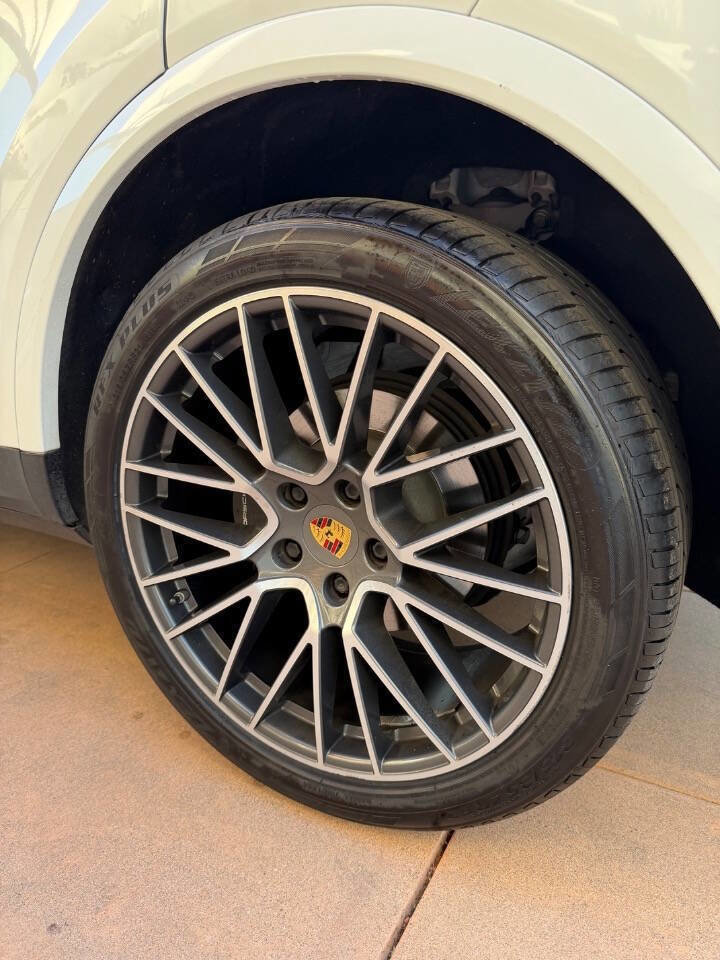 Used 2019 Porsche Cayenne w/ Premium Package image 35