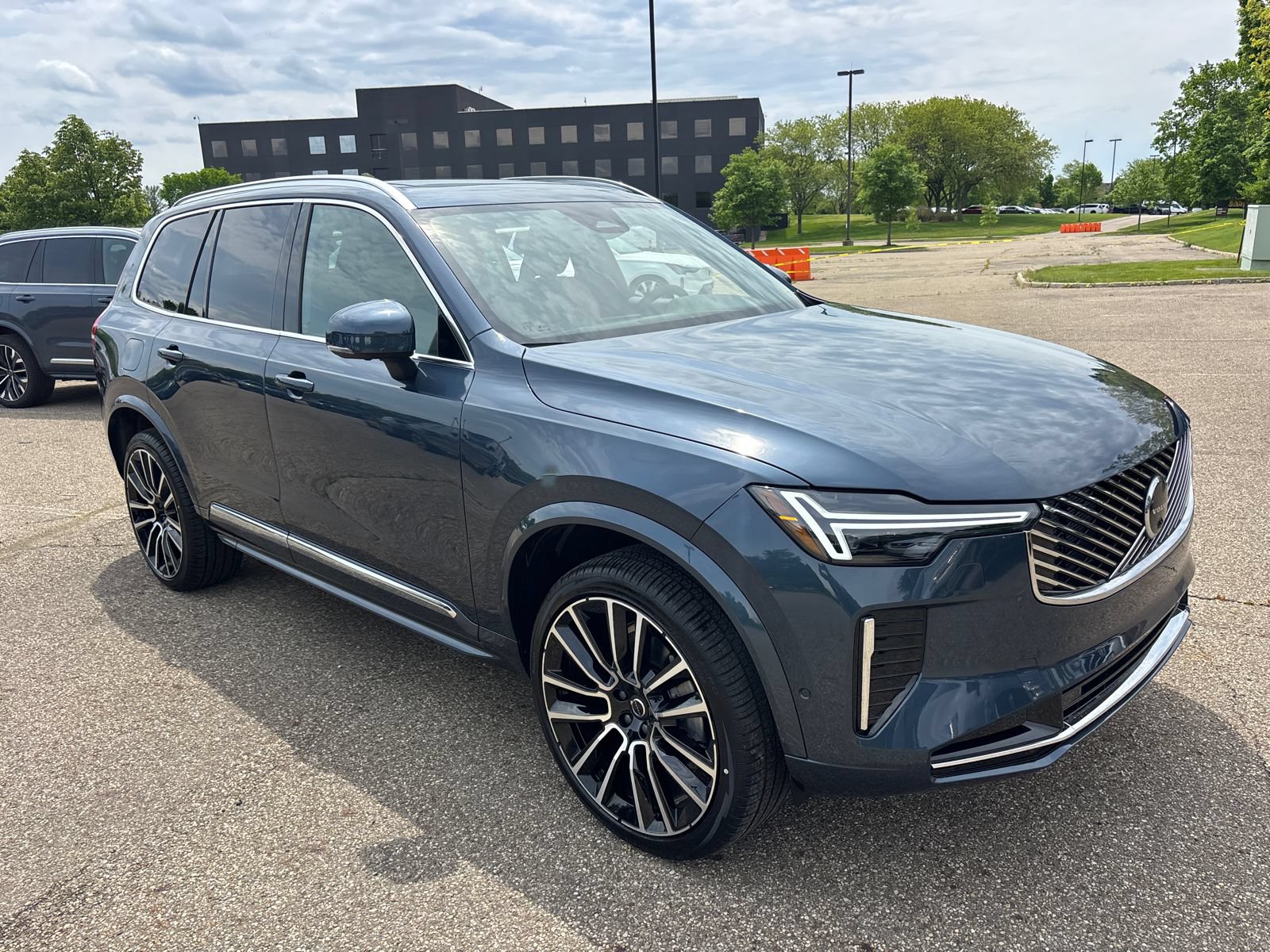 New 2026 Volvo XC90 B6 Plus w/ Protection Package Premier AWD/4WD image 3