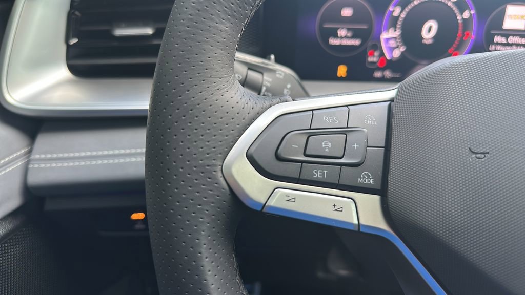 New 2026 Volkswagen Tiguan SE R-Line FWD image 23