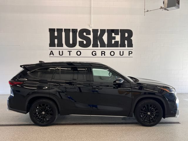 Used 2025 Toyota Highlander XSE AWD/4WD image 2