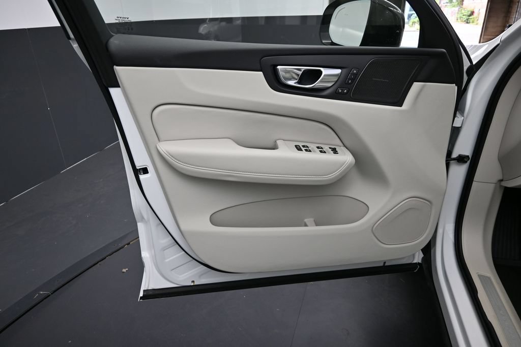 New 2026 Volvo XC60 T8 Ultra w/ Protection Package Premier AWD/4WD image 9