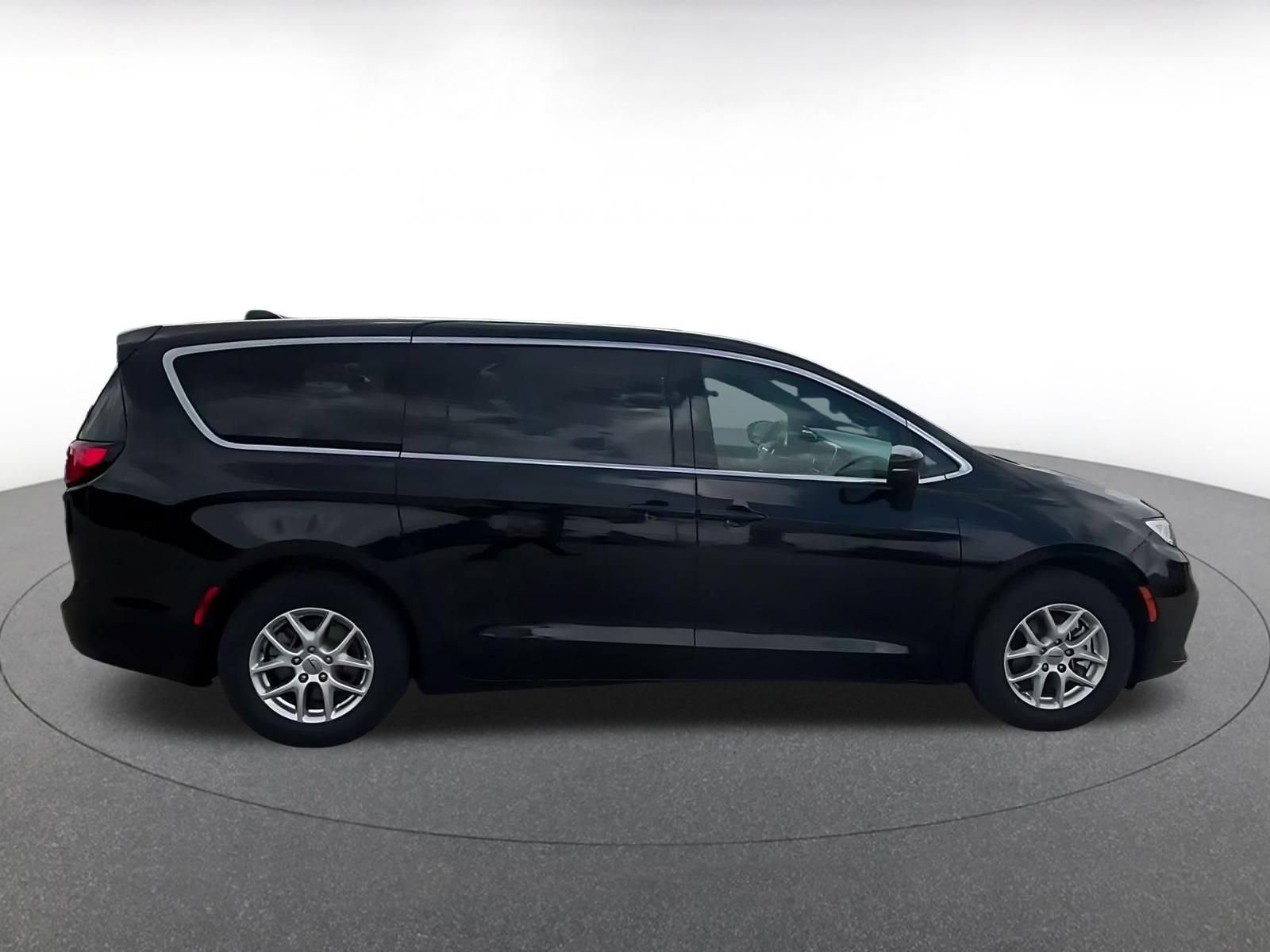 Used 2025 Chrysler Pacifica Select FWD image 15