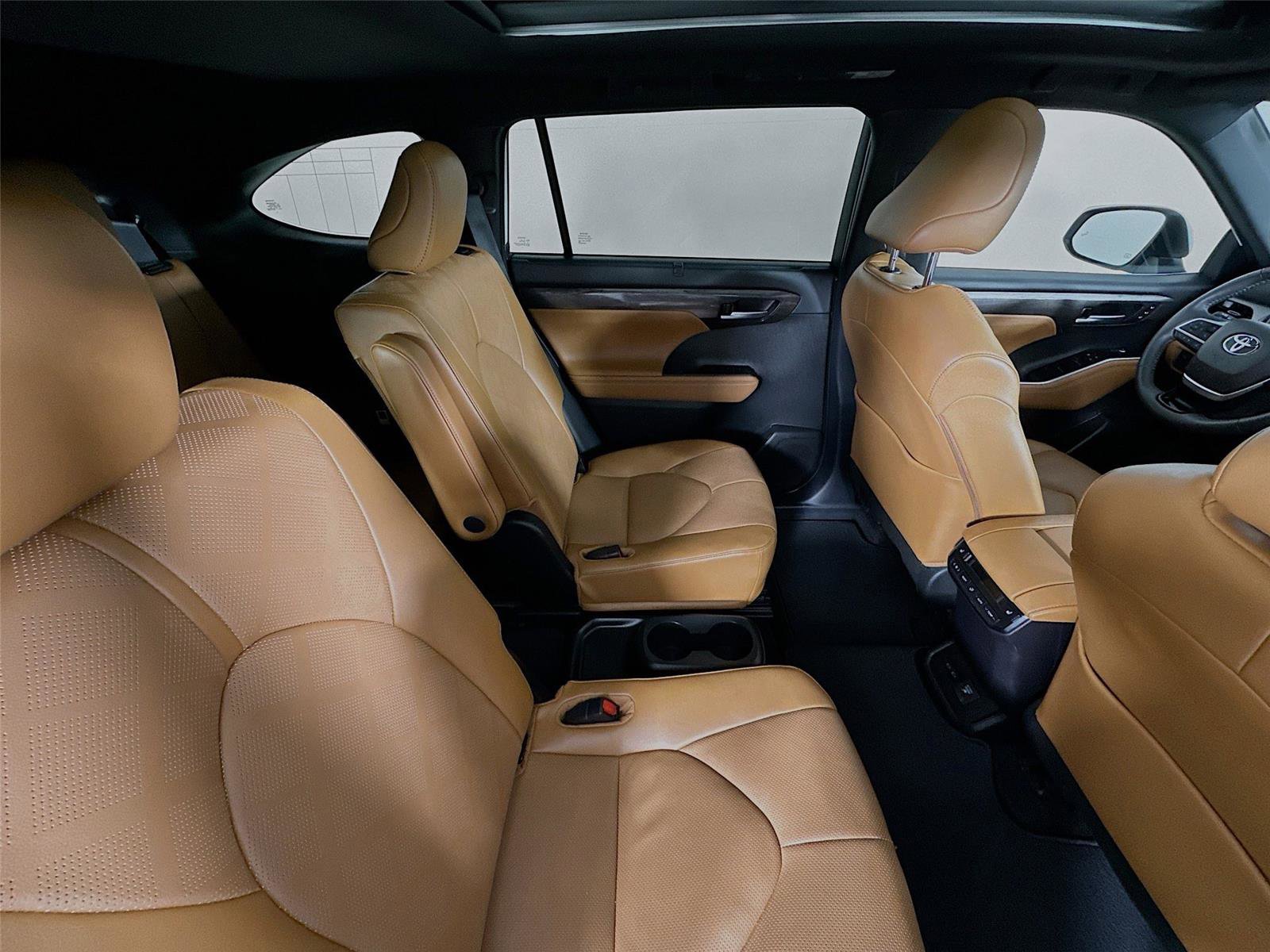 Used 2025 Toyota Highlander Platinum image 28