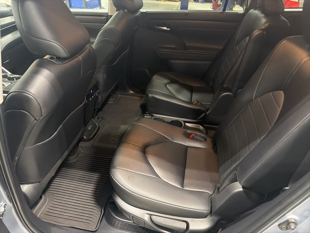 Used 2024 Toyota Highlander XLE image 5