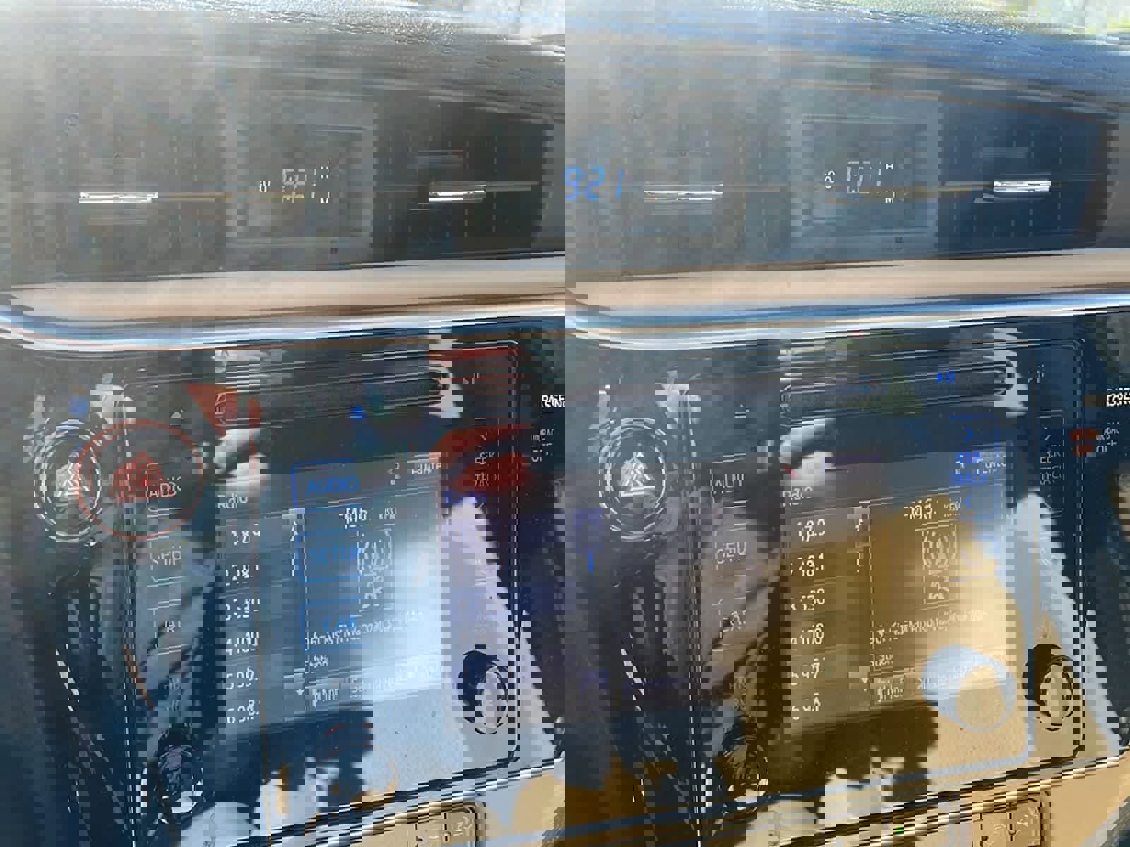 Used 2017 Toyota Corolla LE w/ Carpet Mat Package (TMS) FWD image 17