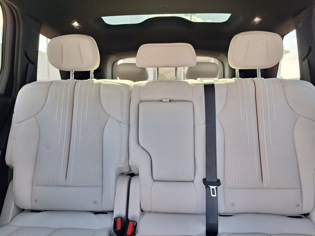 New 2027 Cadillac Vistiq Sport w/ LPO, Floor Liner Package AWD/4WD image 25