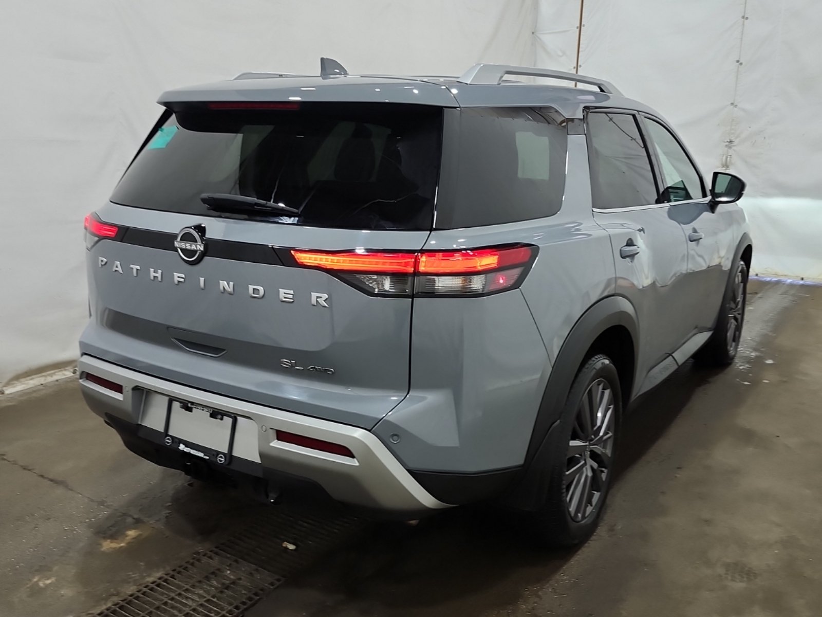 Used 2023 Nissan Pathfinder SL AWD/4WD image 3