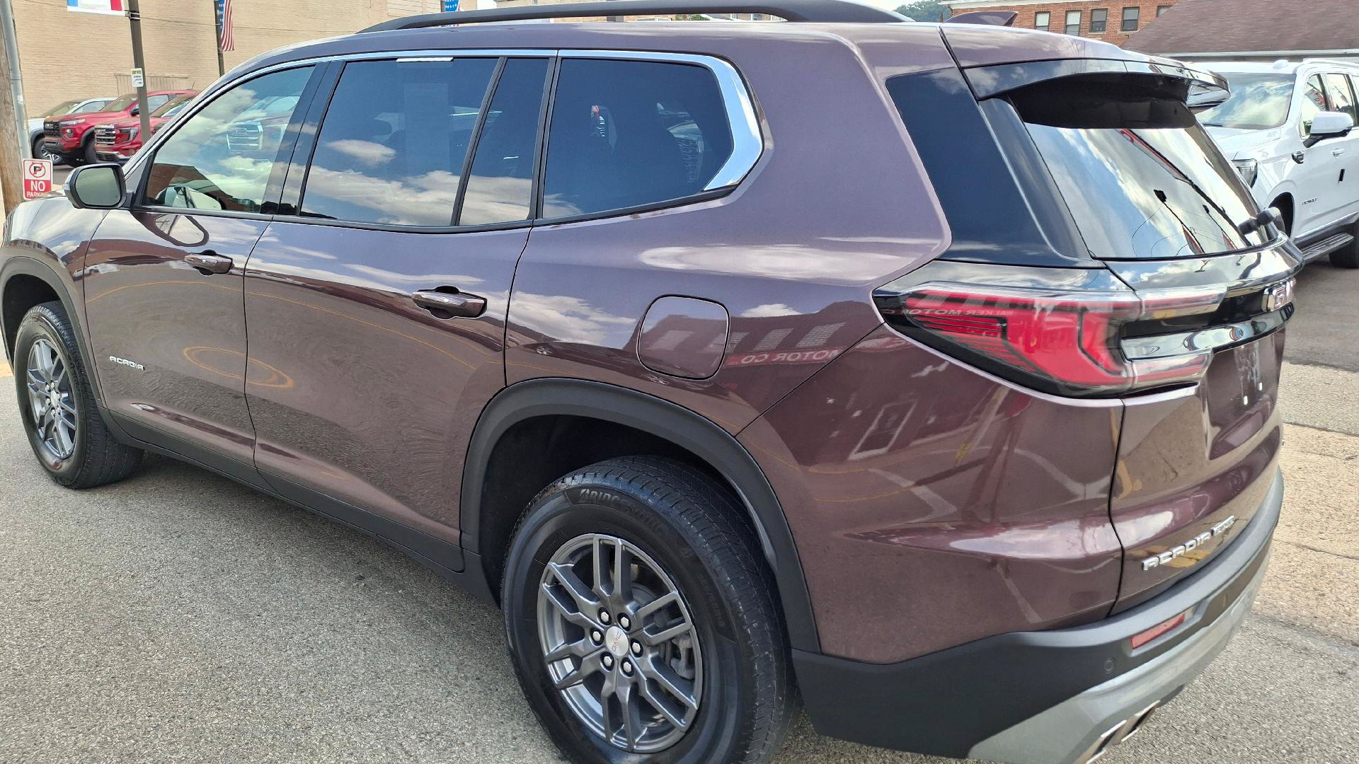 Used 2025 GMC Acadia Elevation AWD/4WD image 4