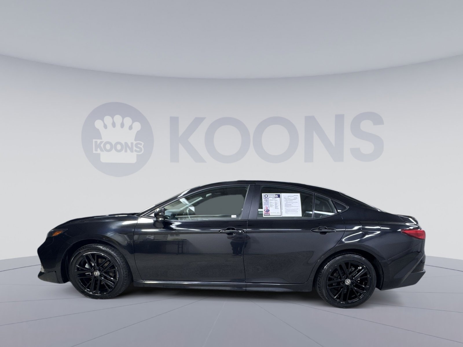 Used 2025 Toyota Camry SE w/ Convenience Package image 8