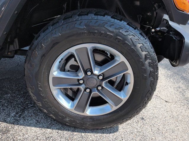Used 2019 Jeep Wrangler Unlimited Sahara w/ Dual Top Group AWD/4WD image 11