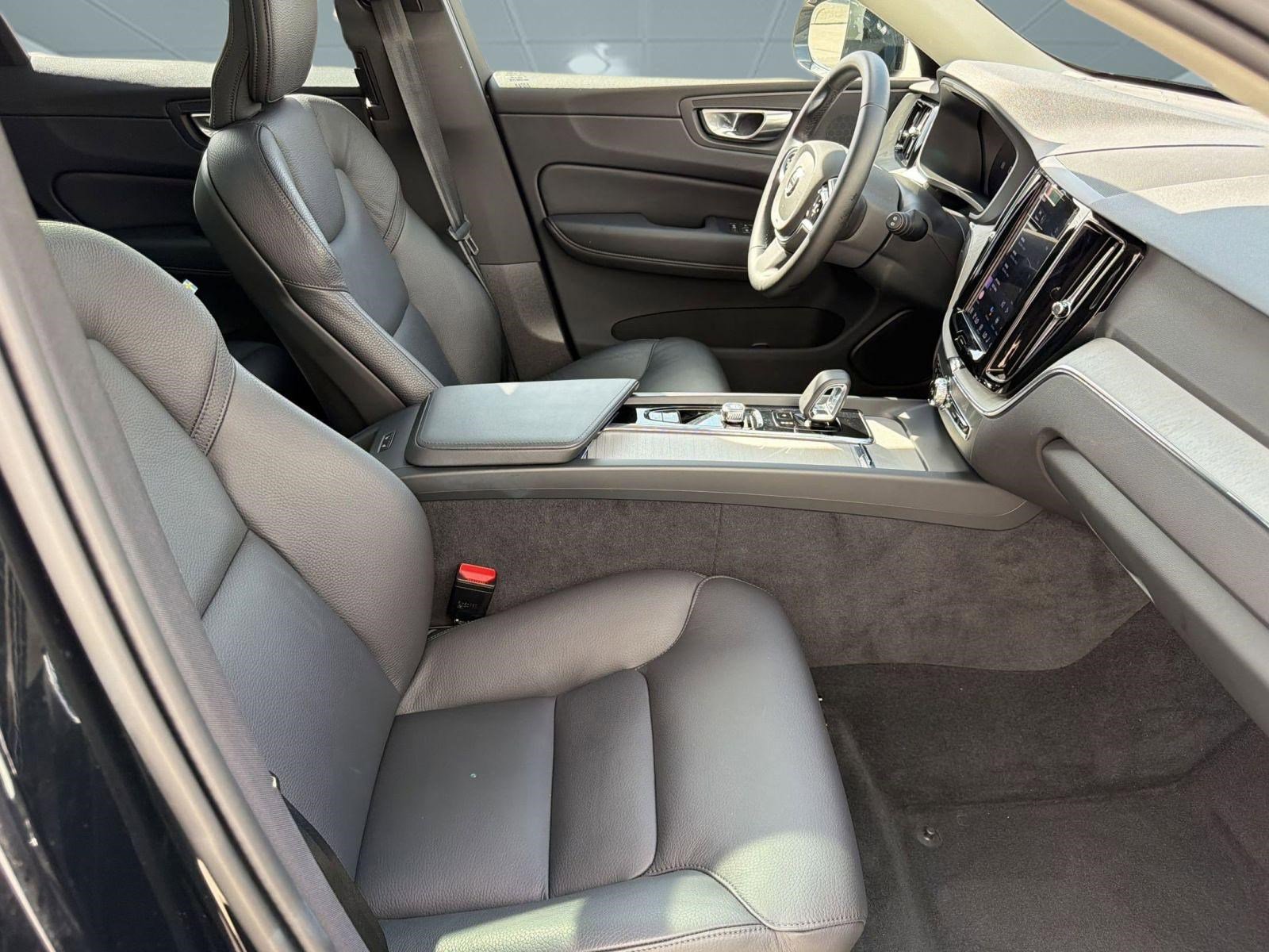 Certified 2025 Volvo XC60 B5 Plus image 30