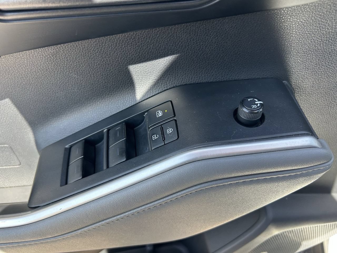 Used 2021 Toyota Highlander LE FWD image 29
