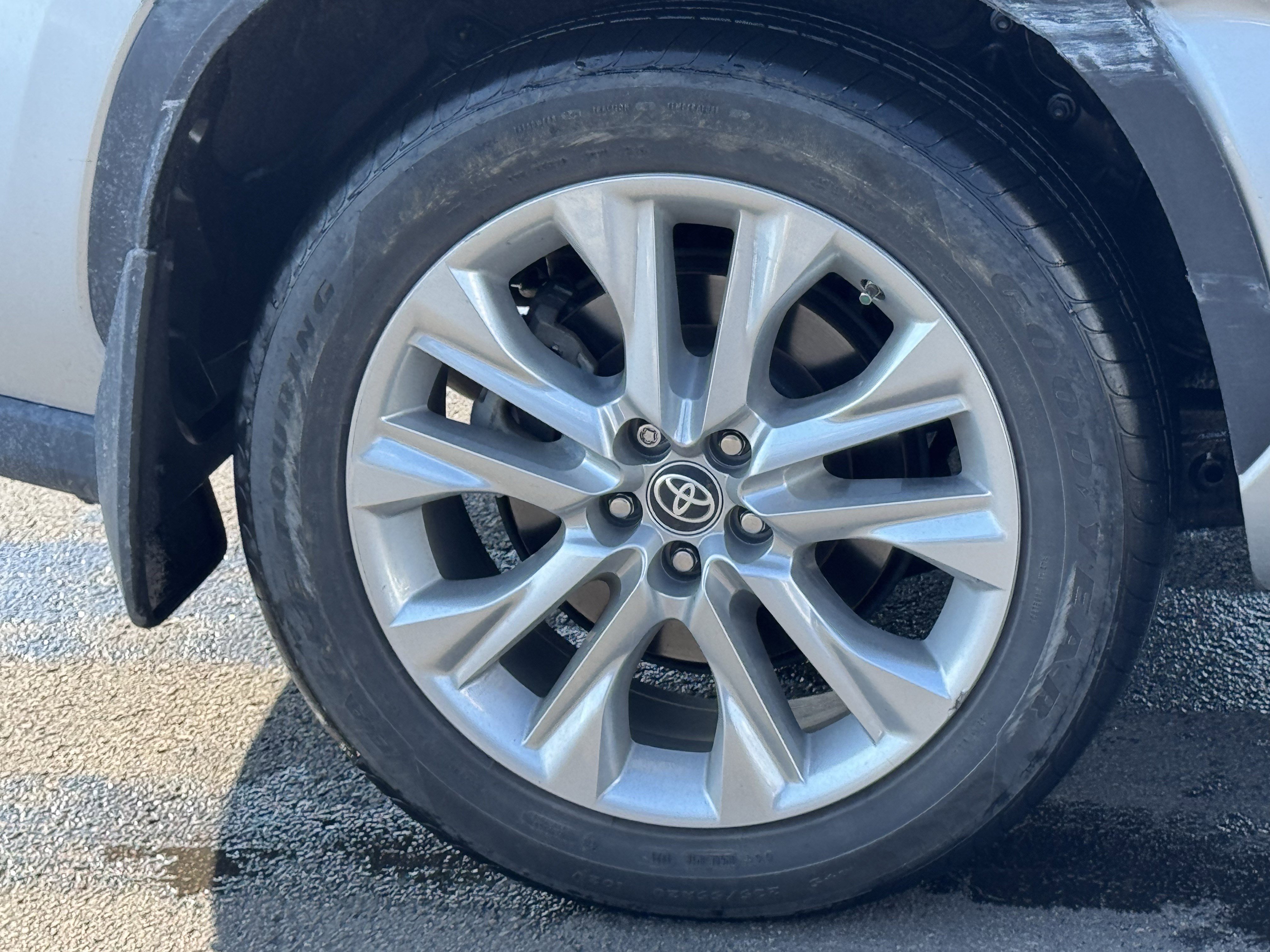 Used 2023 Toyota Highlander Limited image 19