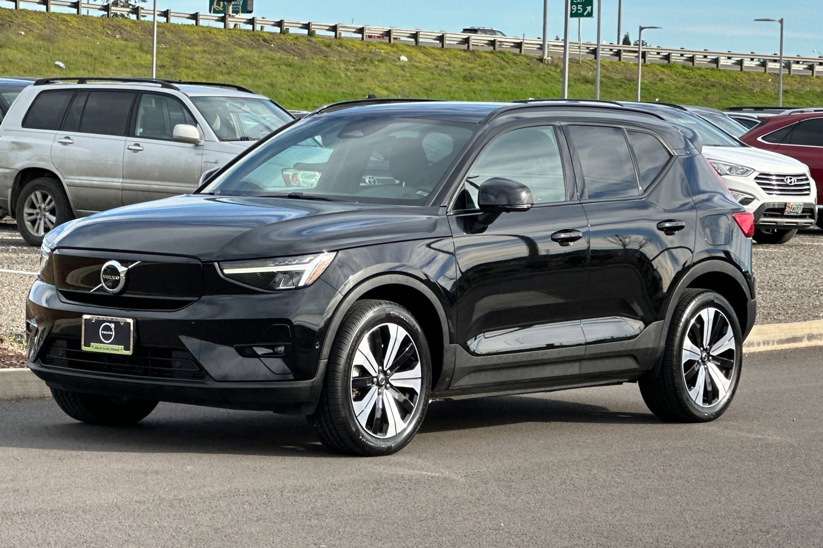 Used 2023 Volvo XC40 Recharge Plus image 7