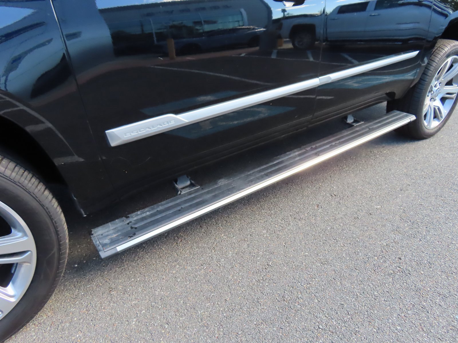 Used 2020 Cadillac Escalade ESV Premium Luxury image 10