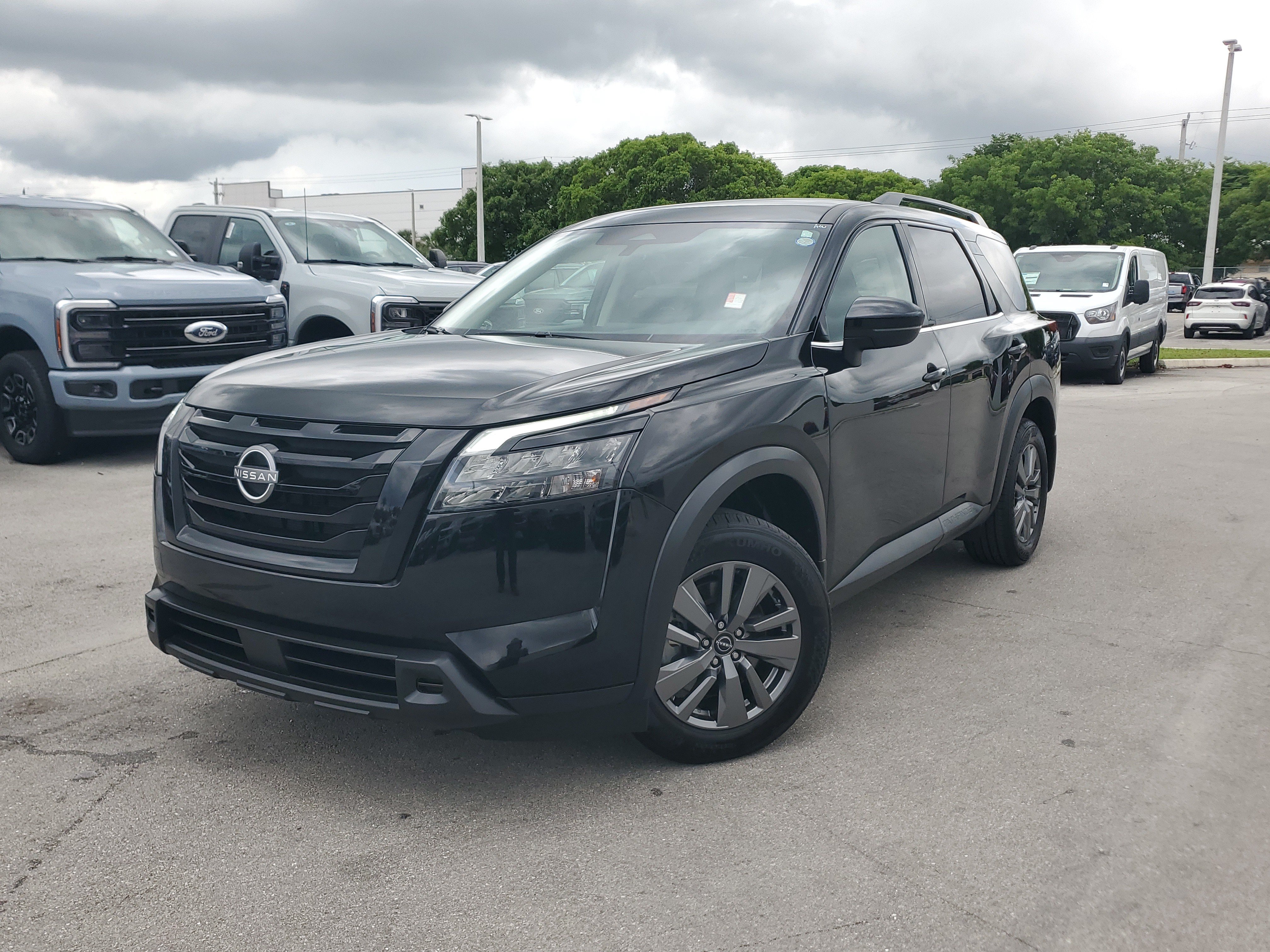 Certified 2025 Nissan Pathfinder SV w/ Black Appearance Package FWD image 33