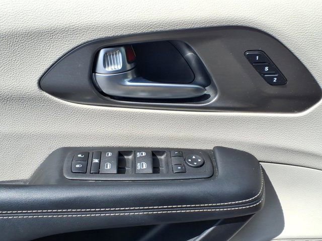 Used 2023 Chrysler Pacifica Touring-L FWD image 23