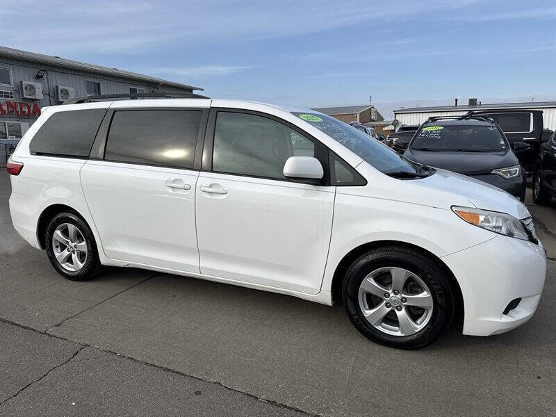 Used 2017 Toyota Sienna LE image 9