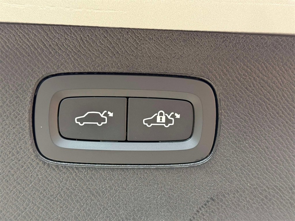 Used 2023 Volvo XC90 B6 Ultimate w/ Protection Package Premier image 19