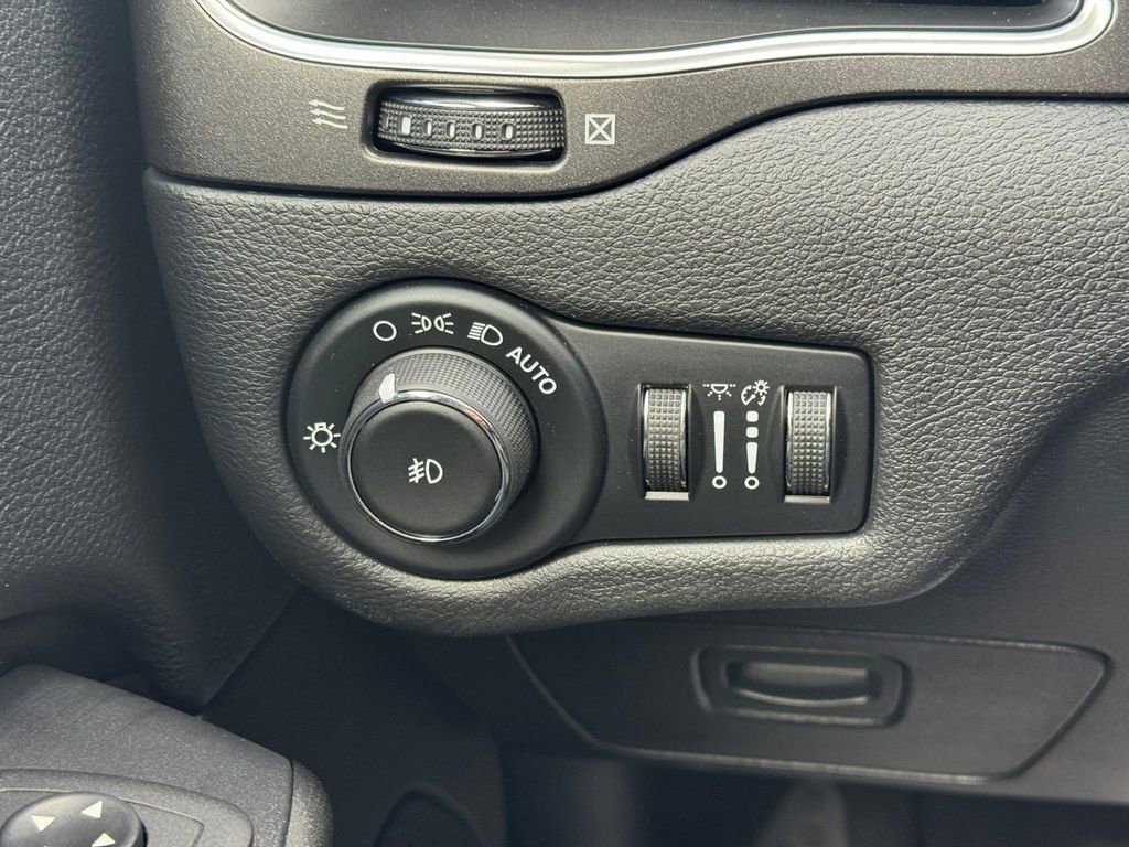 Used 2020 Jeep Cherokee Trailhawk w/ Cold Weather Group image 19