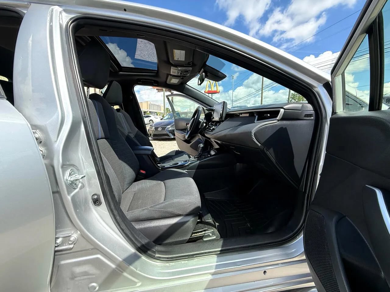 Used 2022 Toyota Corolla SE w/ SE Premium Package FWD image 40