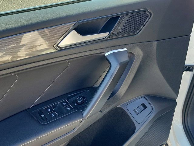 Used 2023 Volkswagen Tiguan SE w/ Panoramic Sunroof Package FWD image 18