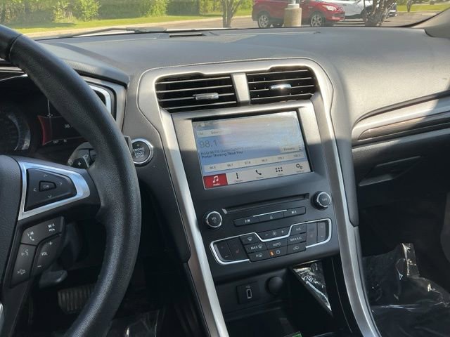 Used 2018 Ford Fusion SE w/ Fusion SE Technology Package FWD image 19