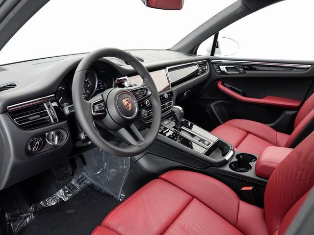 Certified 2025 Porsche Macan AWD/4WD image 4