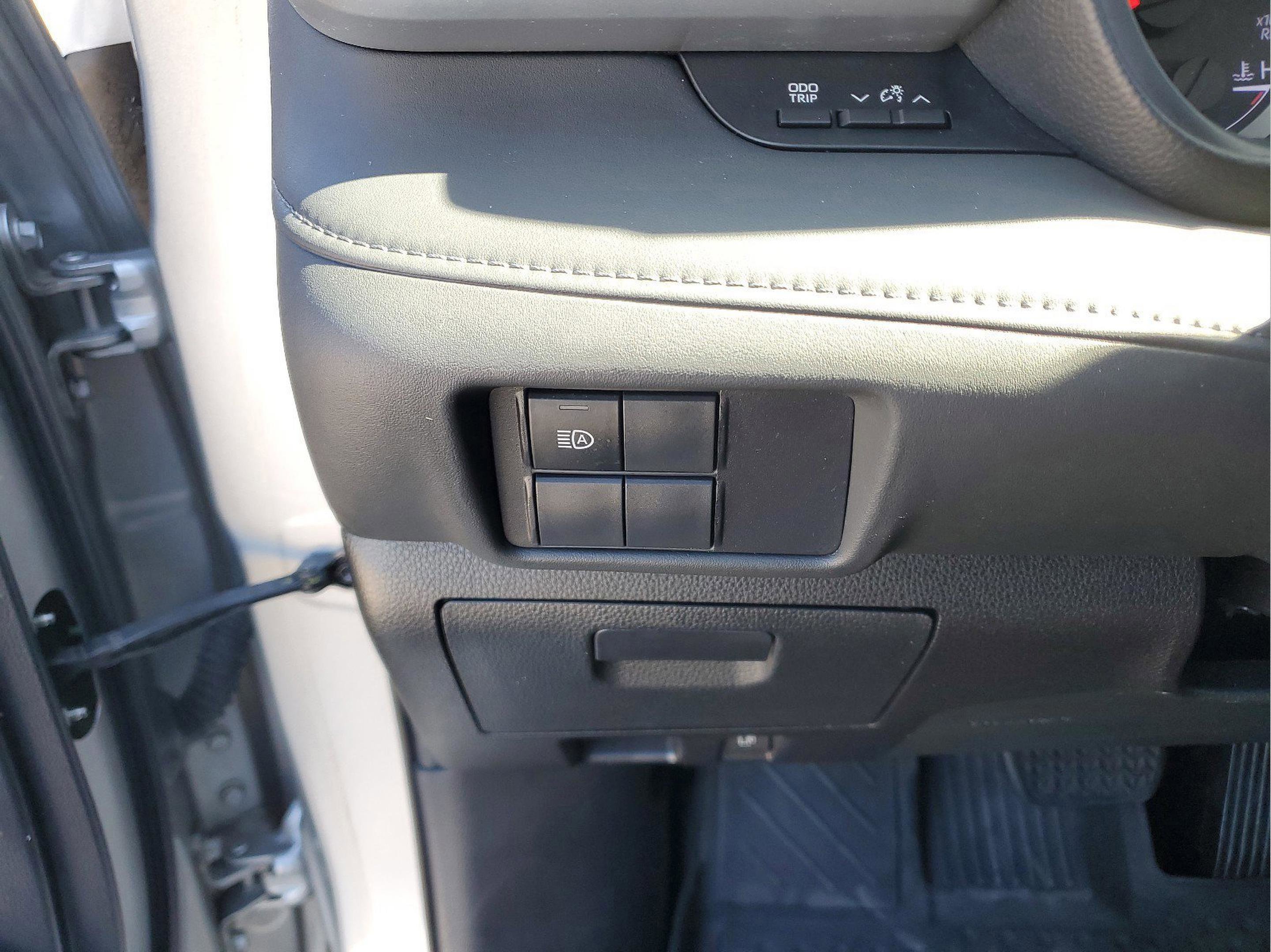 Used 2020 Toyota Highlander L image 29