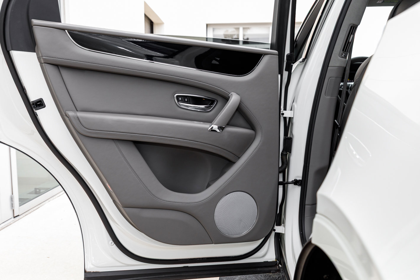 Used 2018 Bentley Bentayga Onyx Edition image 15