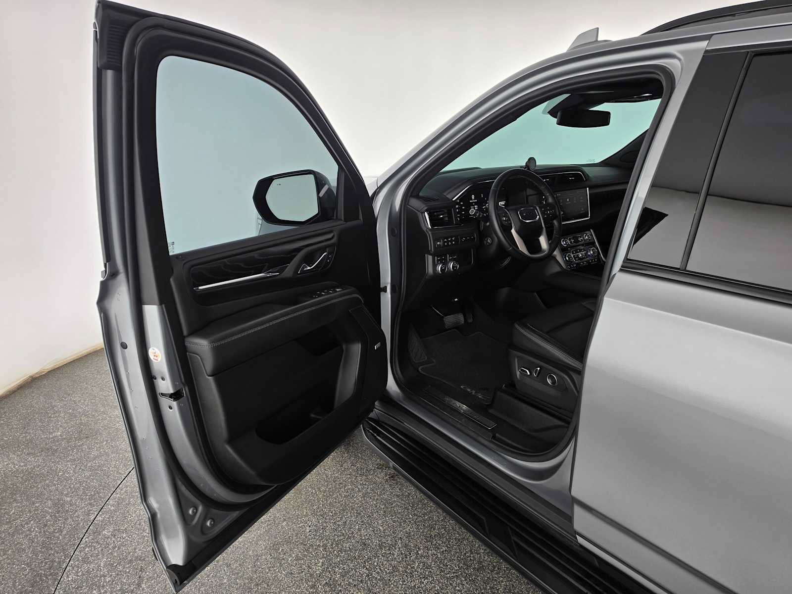 Used 2023 GMC Yukon XL Denali AWD/4WD image 21