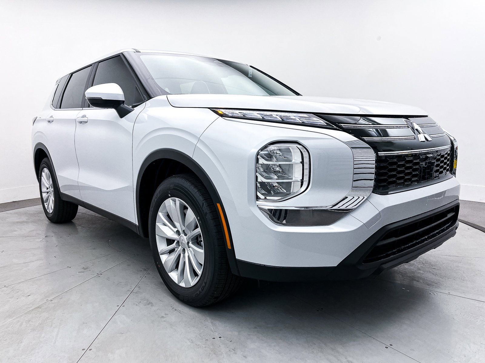 New 2025 Mitsubishi Outlander ES image 1