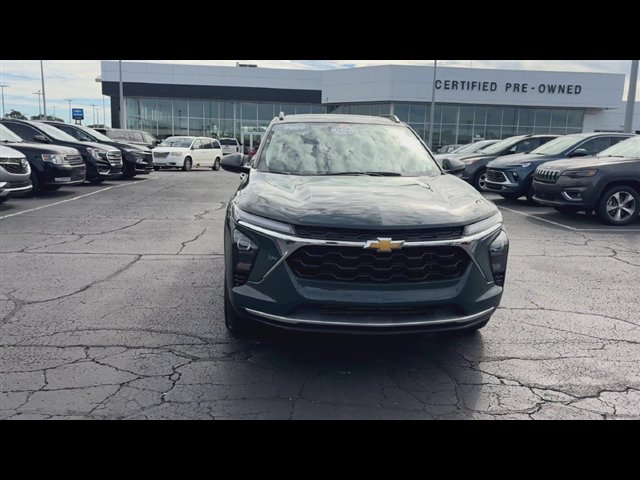 Used 2026 Chevrolet Trax LT w/ Sunroof Package FWD image 3