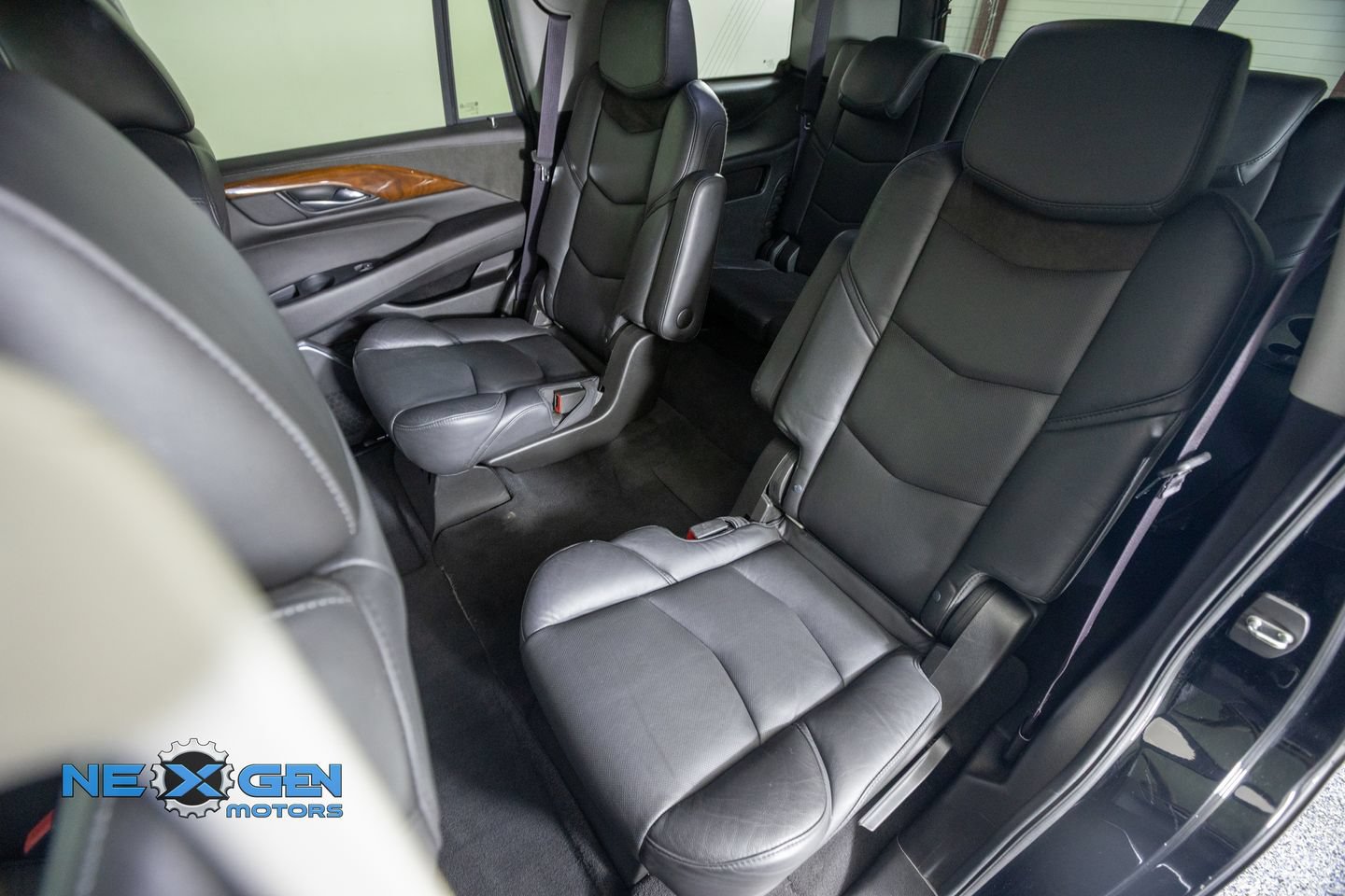Used 2017 Cadillac Escalade Luxury AWD/4WD image 35