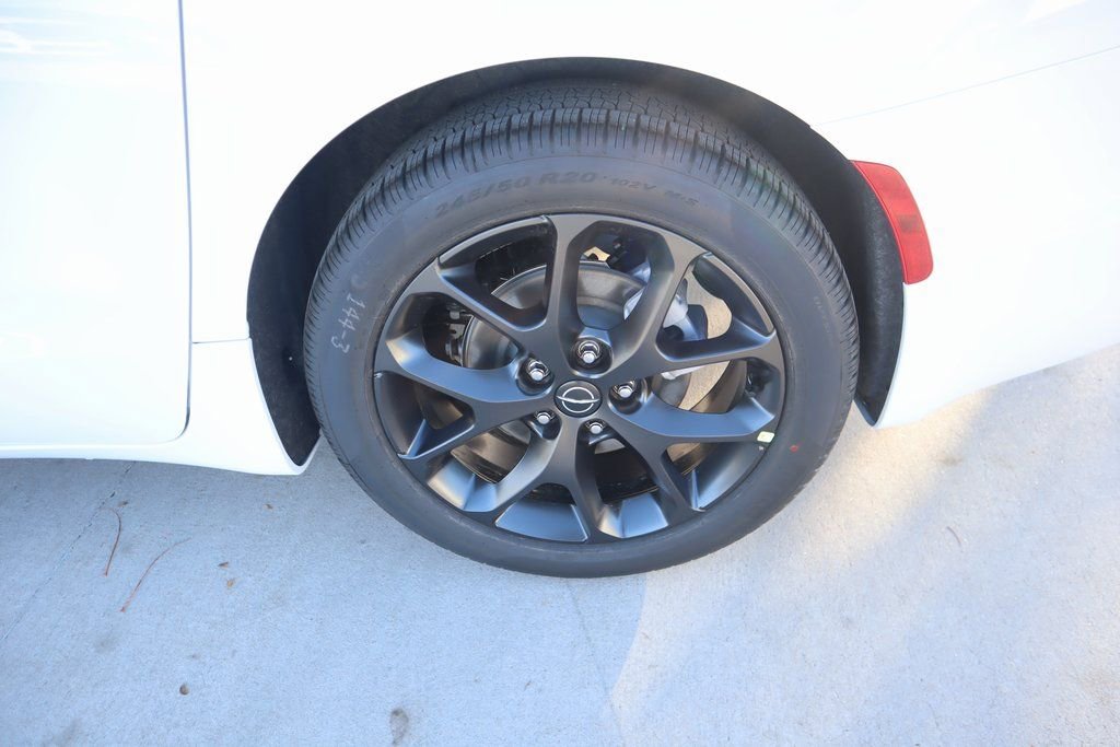 New 2026 Chrysler Pacifica Limited w/ Uconnect Theater Family Group image 21