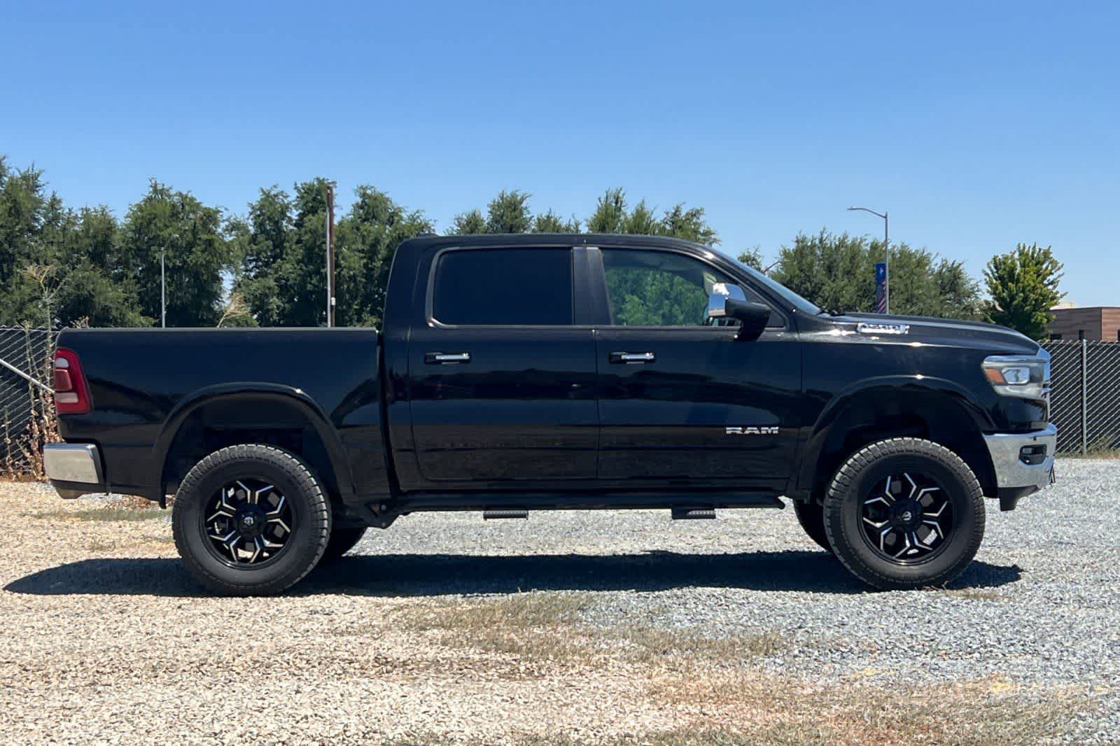 Used 2019 RAM 1500 Laramie AWD/4WD image 9