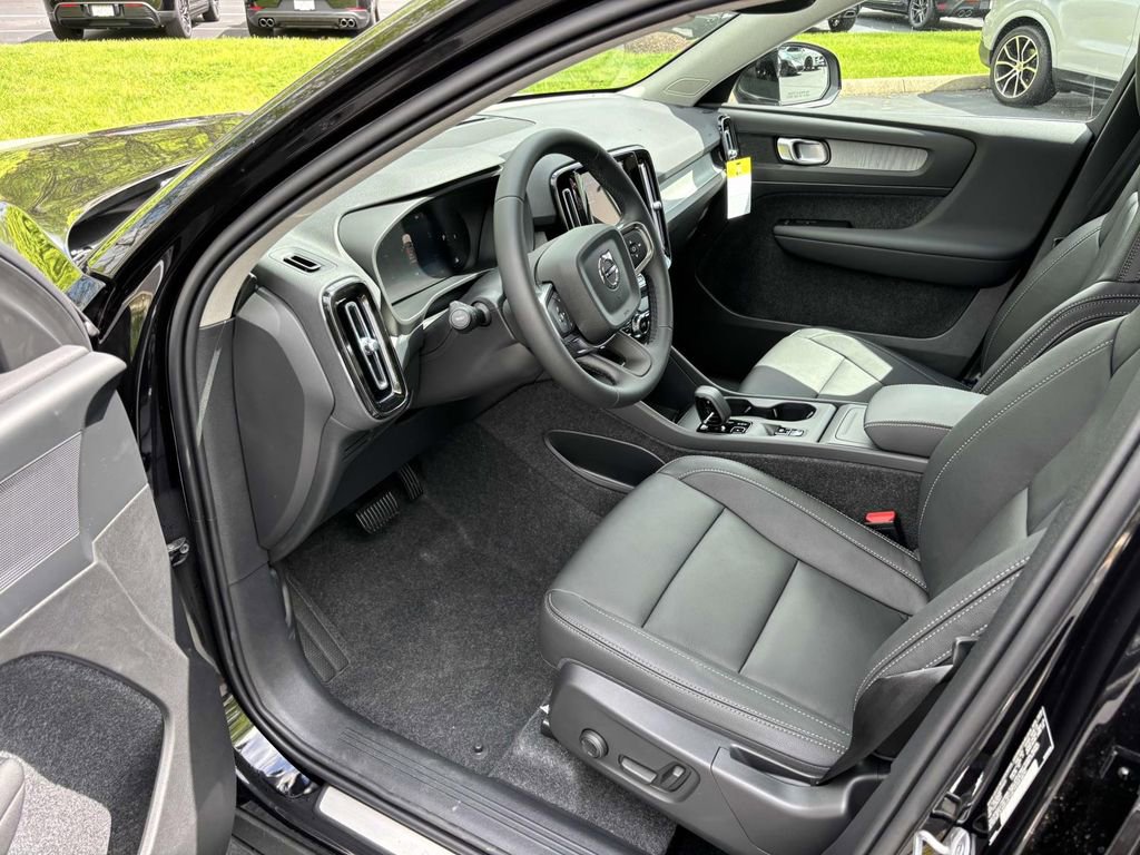 New 2025 Volvo XC40 B5 Core w/ Protection Package Premier image 24