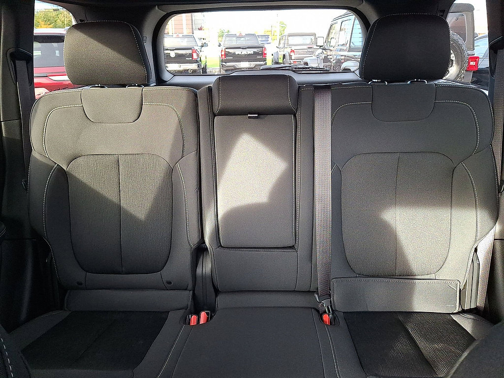 Used 2024 Jeep Grand Cherokee Laredo AWD/4WD image 13
