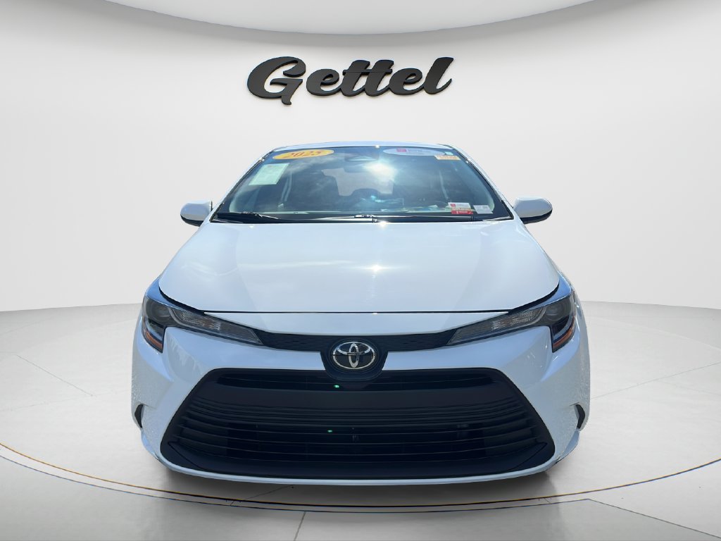 Used 2025 Toyota Corolla LE FWD image 2