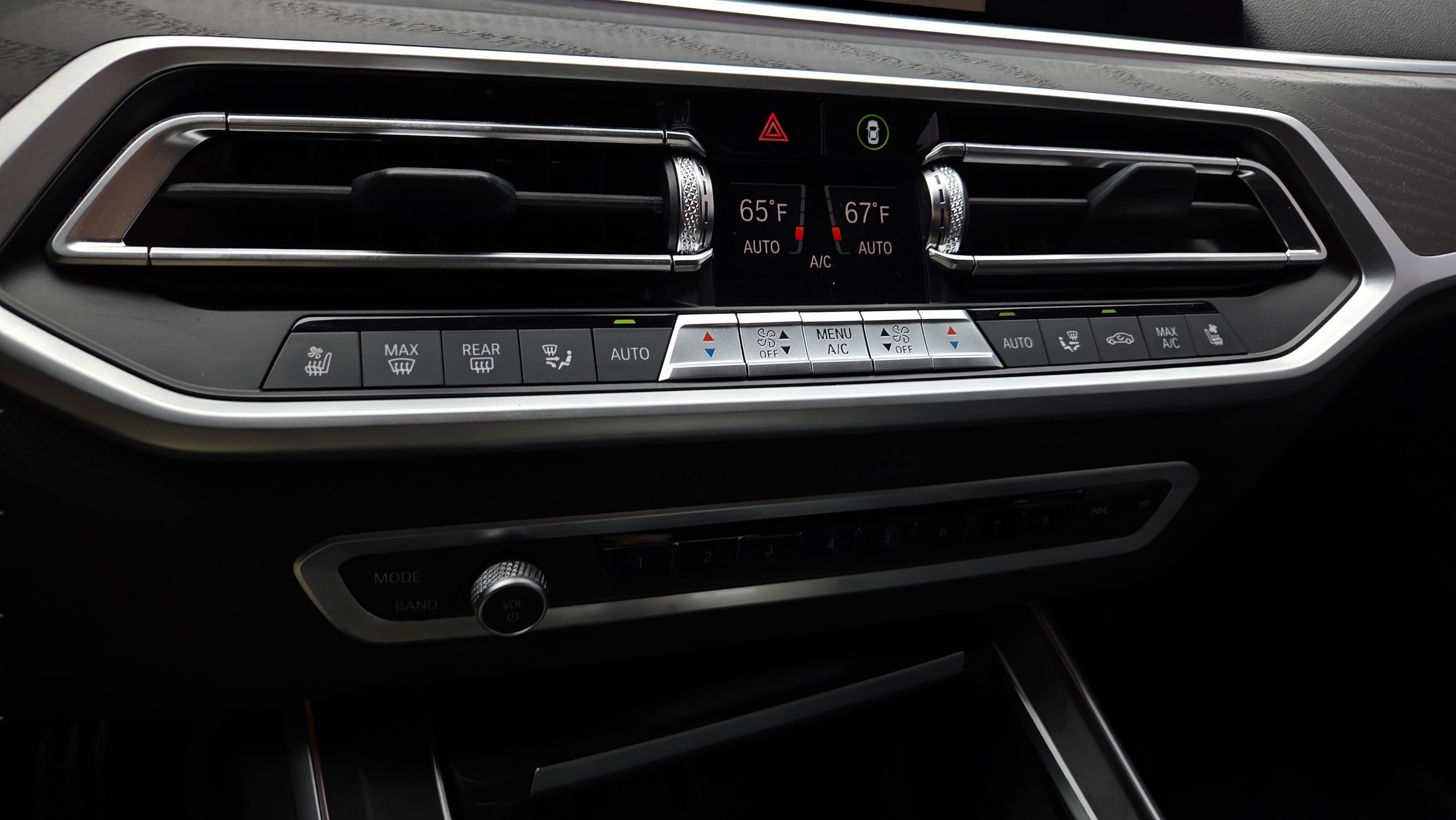 Used 2022 BMW X7 M50i w/ Luxury Seating Package image 18