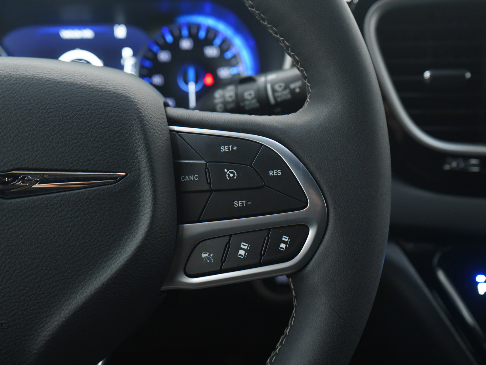 Used 2025 Chrysler Pacifica Select FWD image 30