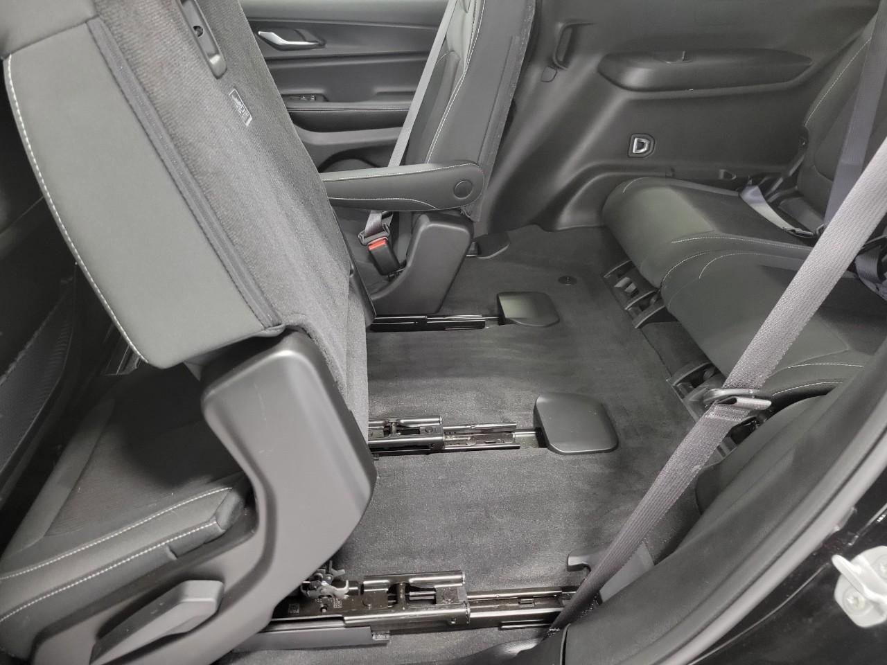 Used 2025 Jeep Grand Cherokee L Laredo AWD/4WD image 25