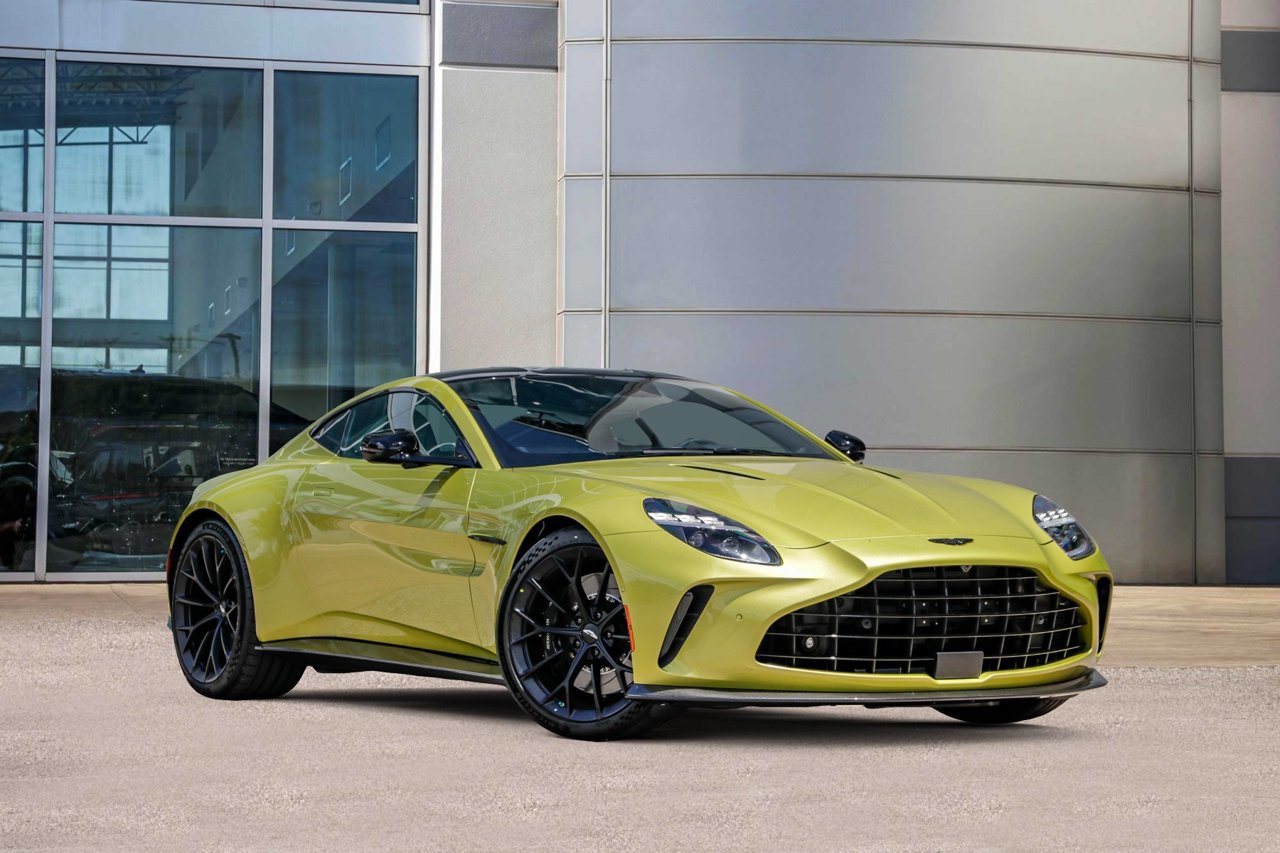 New 2025 Aston Martin V8 Vantage Coupe RWD image 1