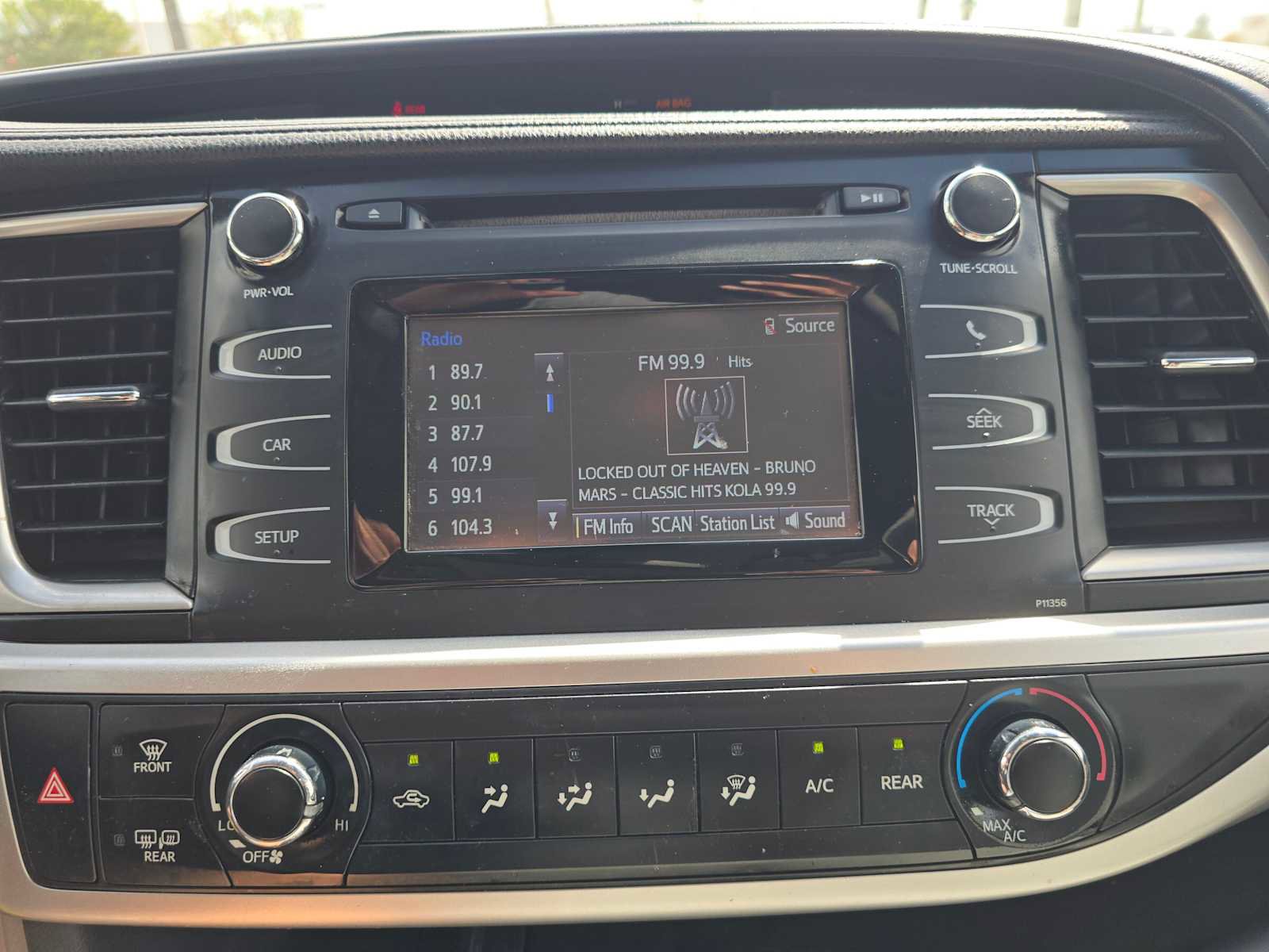 Used 2017 Toyota Highlander LE FWD image 26
